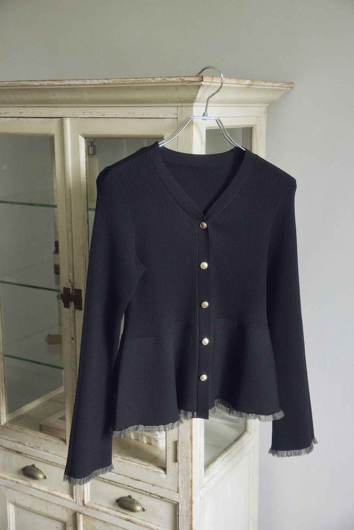 画像: シアートリムペプラムニットカーディガン（ブラック）¥6,589 ◾️ドライタッチ ◾️アンチピリング 出典：ビス