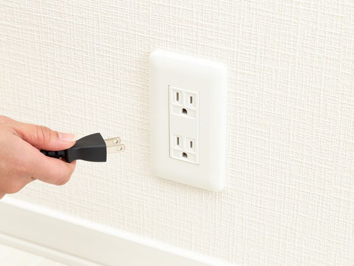 山崎実業の「コンセントごと隠せる壁付けケーブルラック タワー」は、コンセントやルーターなどの配線をまるごと隠せる壁付けラックです。見た目の美しさだけでなくペットのいたずら防止にも役立つと評判の本商品を紹介します。
