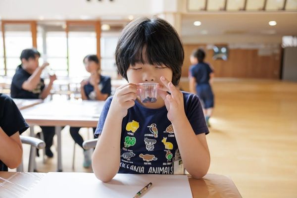 【青森県東通村】東通小学校で「香りの授業」をセントマティックが開催！ブルーベリーを使用