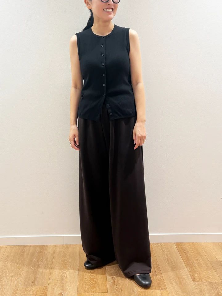 パンツ／スウェットワイドパンツ（￥3990） カーディガン／メリノリブクルーネックカーディガン（￥2990）
