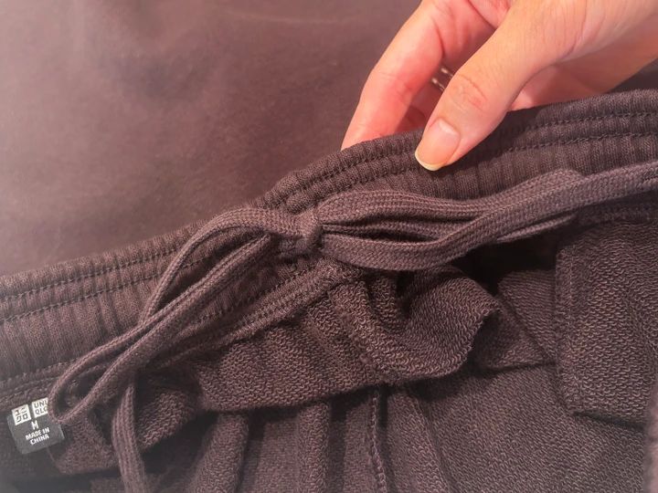 デザイン：ストンと落ちるシルエットでスウェットでもキレイ見え