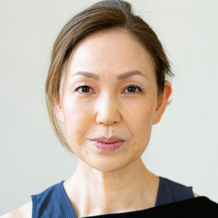 １ 呼吸を整えて正面を向き、肩の力を抜いてリラックス