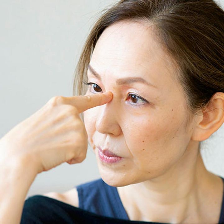 ２ 指を目の間にすっと当て、両目で指先を見るようにして目を寄せる