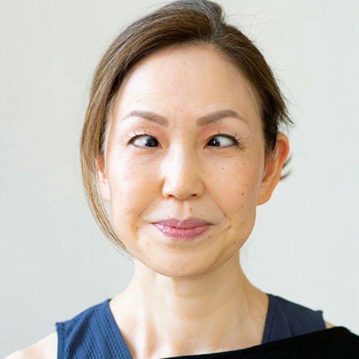 ３ 慣れてきたら指なしで。きゅっと両目を寄せて目元を筋トレ