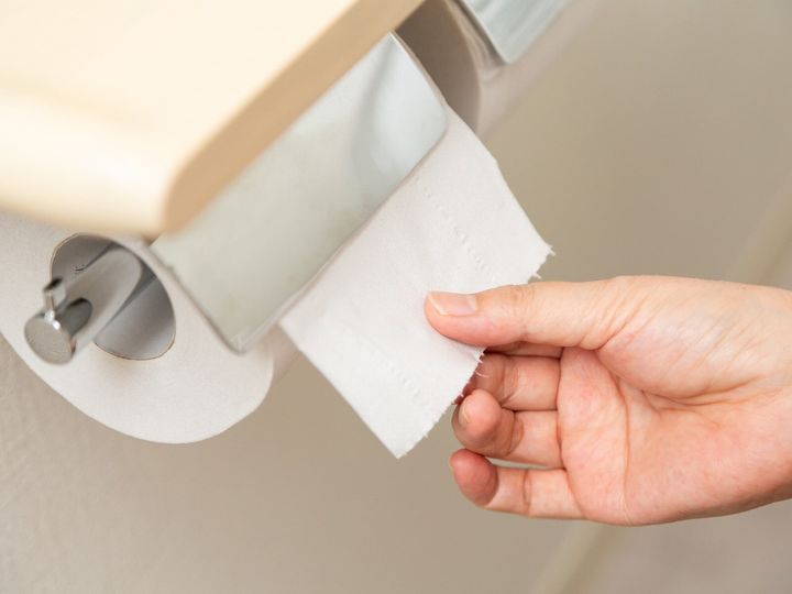 山崎実業の「トイレットペーパーホルダー上ラック 2段 タワー」は、トイレットペーパーホルダー上のデッドスペースを有効活用できる2段ラックです。賃貸でも穴を開けずに取り付けられると評判の本商品を紹介します。