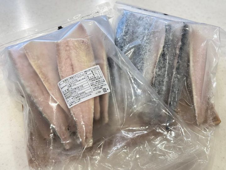 骨取り無塩さばフィレネットでまとめ買いした冷凍サバ2袋ジップロック付きの袋で保存できる