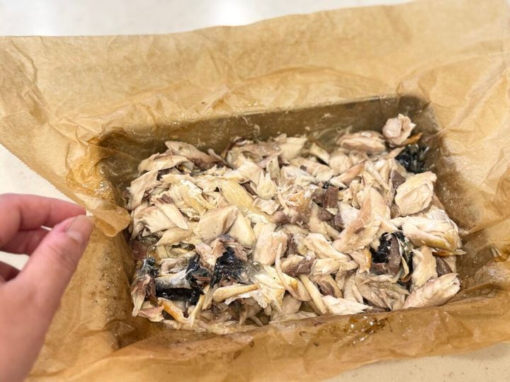 ネットでまとめ買いした冷凍鯖をグリルで焼いて皮ごとほぐす