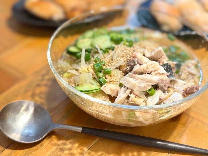 ほぐした冷凍鯖を使って薬味をたっぷり使った焼き鯖の冷や汁に薬味は茗荷、きゅうり、生姜、ネギ、玉ねぎすりごまもたっぷり入れてる