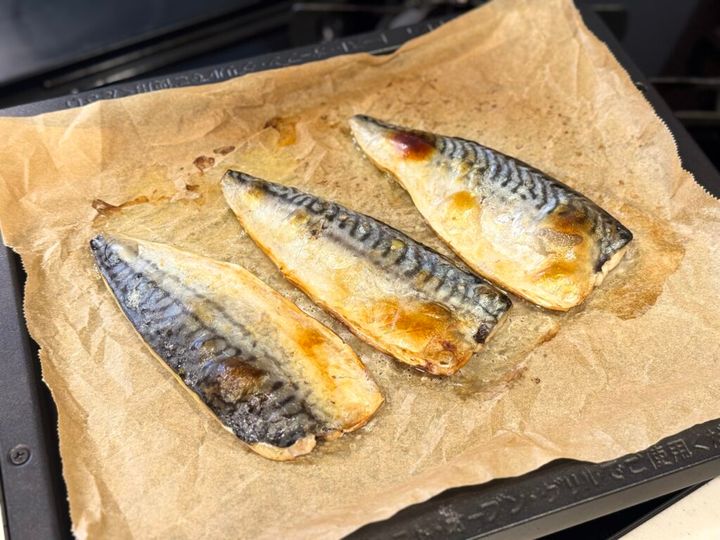 骨なし無塩の冷凍さばクッキングシートを敷いてグリルで両面焼くとこんがりパリッと焼き上がる