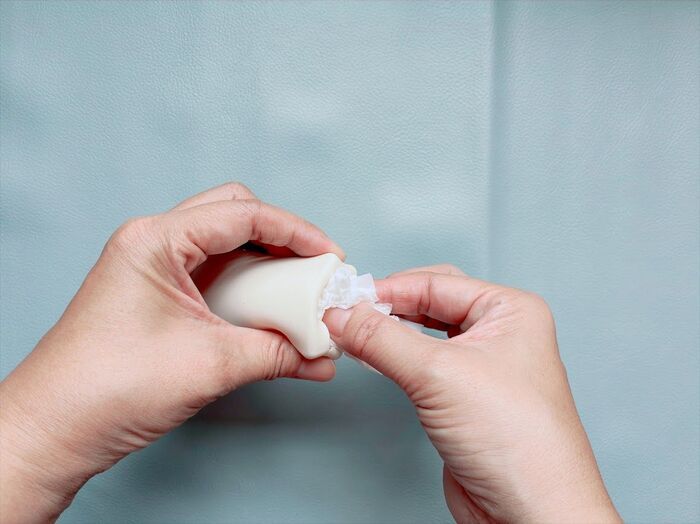 【セリア】わざわざ空っぽのまま持ち歩く！？カバンに付ける〈謎の小さな四角〉が手放せなくなるワケ