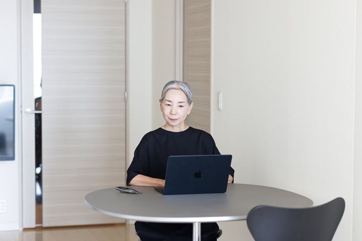 60代になった自分だからこそ伝えられることがあるはずと、意欲的に執筆活動をする広瀬さん。「いま、いちばんしたいことは仕事かもしれません。仕事は午前中に集中してするようにしています。この春から週３で大学に通っていて充実した日々を過ごしています」