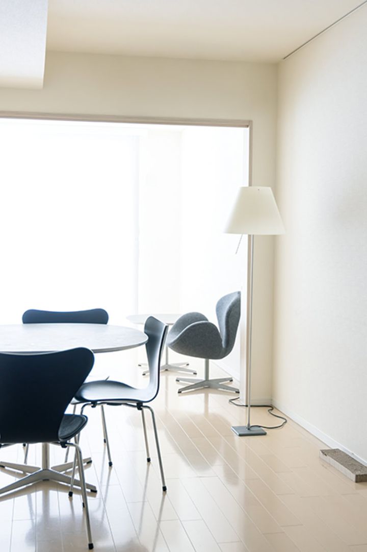 「引っ越してきた当初はソファやテーブル、チェストなどを瀬戸内から持ってきて部屋に入れていたのですが、思いきって手放しました」