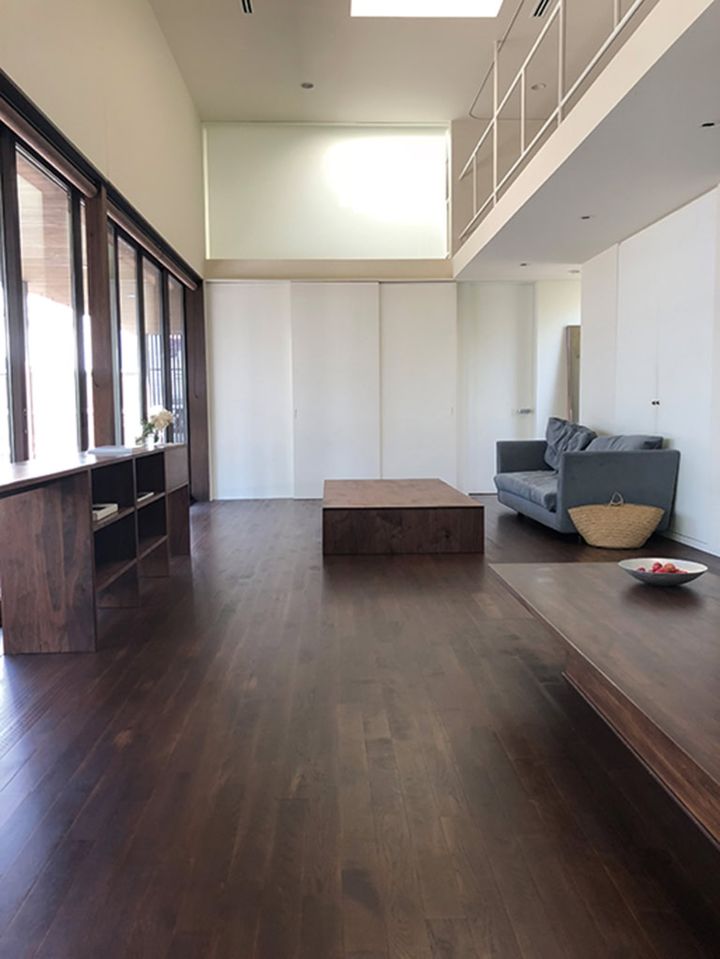 瀬戸内で暮らした部屋には、3人掛けのソファや大きなテーブルなどの家具が配置されていました。
