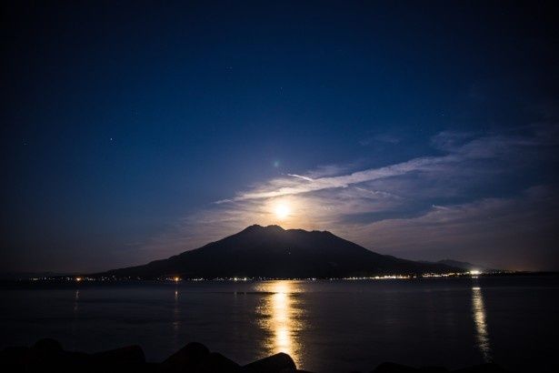 桜島から伸びる月光の道。息を呑むほど美しい！