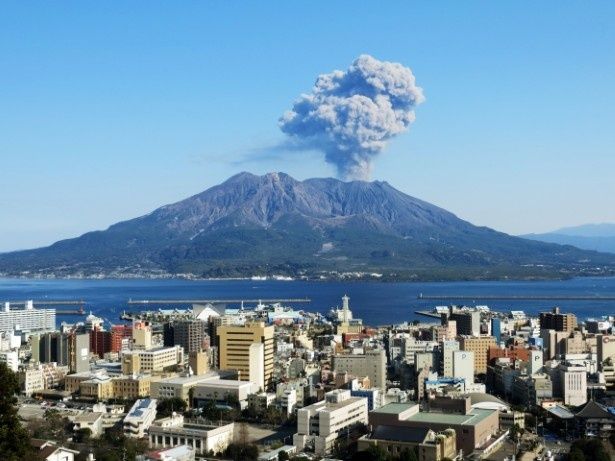 【写真】鹿児島市街地と桜島。距離感の近さがうかがえる。県民は噴火には驚かず、風向き命！