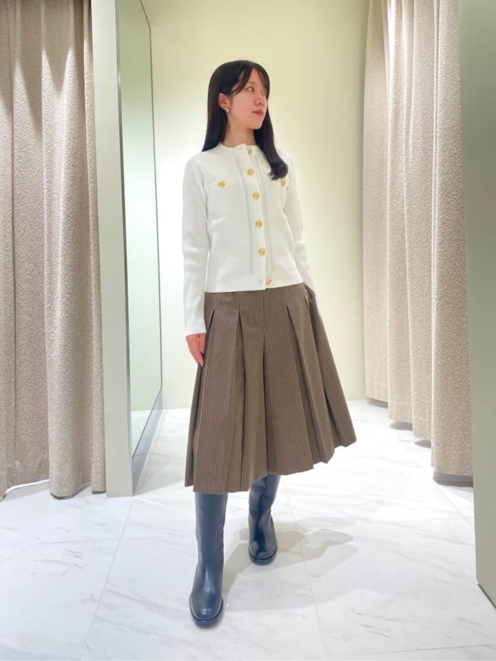膝下辺りの短め丈にはロングブーツを合わせて 出典：WEAR
