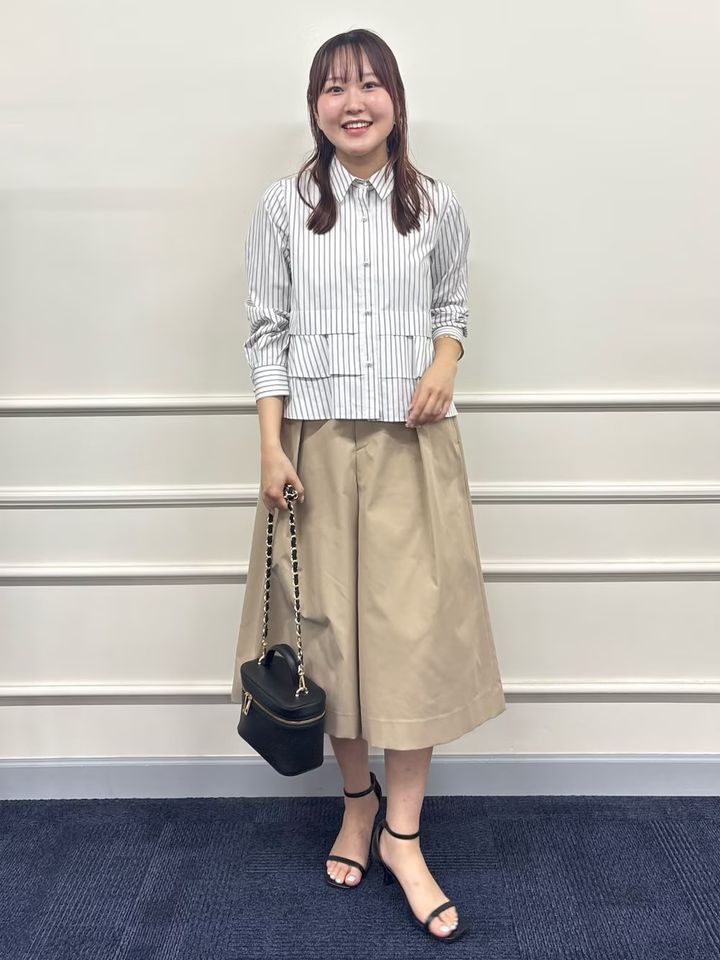 タック入りのキュロットにはシャツを合わせてきちんと感を 出典：WEAR