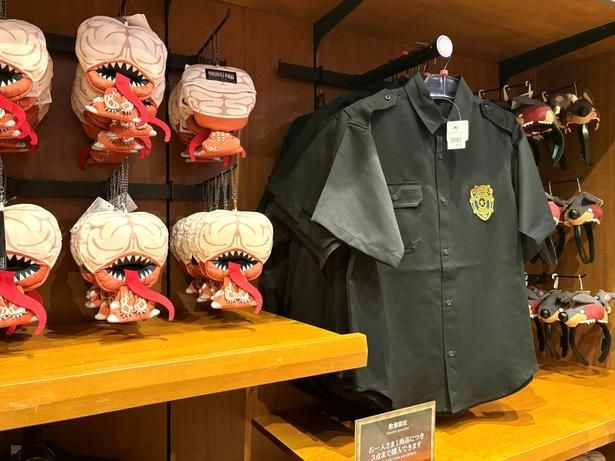 左から、「リッカー ティッシュポーチ」(3000円)、「R.P.D. シャツ」(7500円)、「ゾンビ犬 カチューシャ」(3300円)