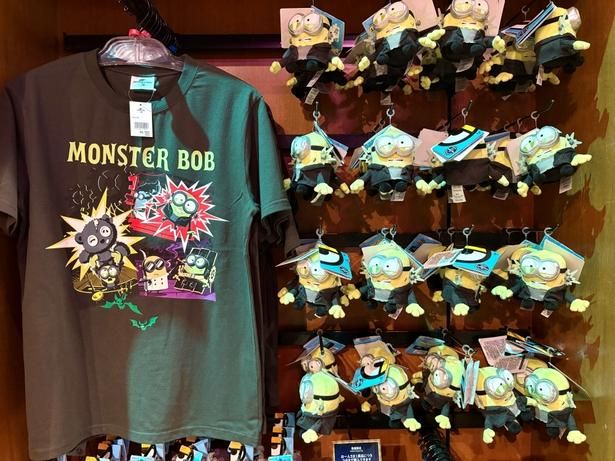 左から、「Tシャツ」(4500円)、「ボブ 肩乗せぬいぐるみ」(3000円)