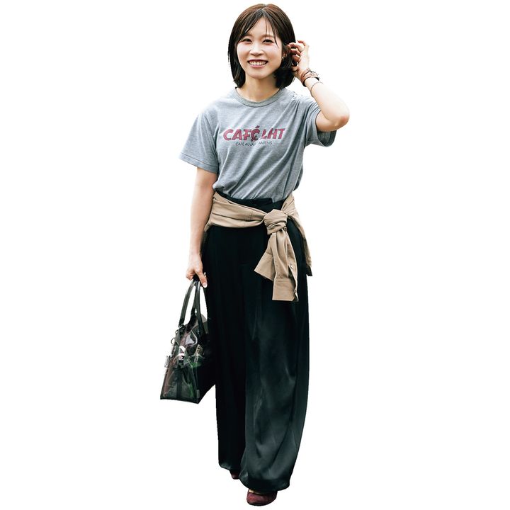 HYKEのシャツを腰に巻いてTシャツコーデをアップデート