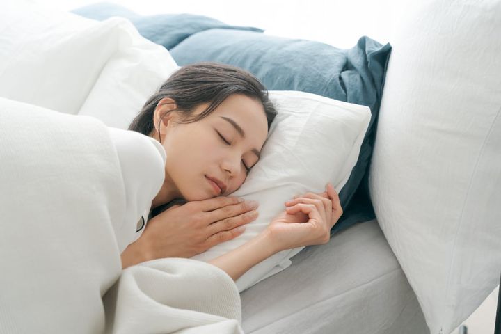 休日に寝だめをすると不調に（画像はイメージ）