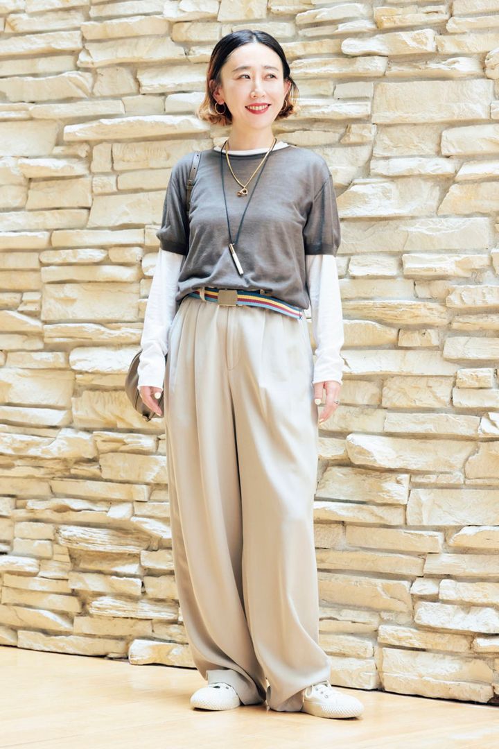 半袖ニット、長袖Tシャツ、スラックス／すべてギャルリー・ヴィー バッグ／へリュー ベルト／ヴィンテージ ロングネックレス／レナード ビジュー ショートネックレス／母から譲り受けたもの
