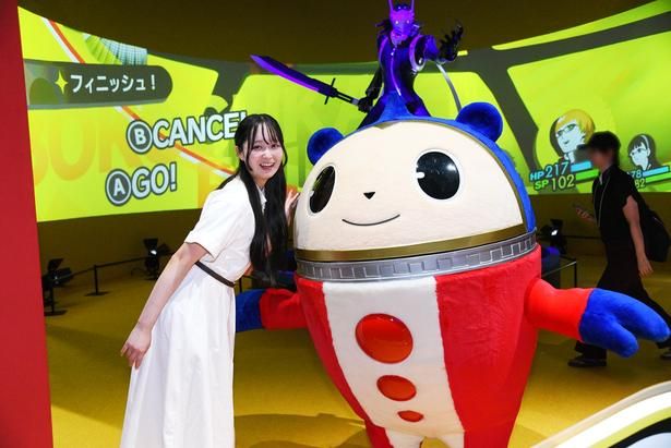 【写真を見る】『ペルソナ4 リバイバル』のコーナーではクマとの写真撮影も楽しめる 撮影：ソムタム田井 (C)ATLUS.(C)SEGA.