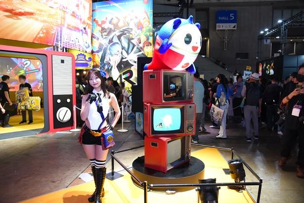 『ペルソナ4 リバイバル』のコーナーでは、作品の世界観を活かしたさまざまなオブジェを展示 撮影：ソムタム田井 (C)ATLUS.(C)SEGA.