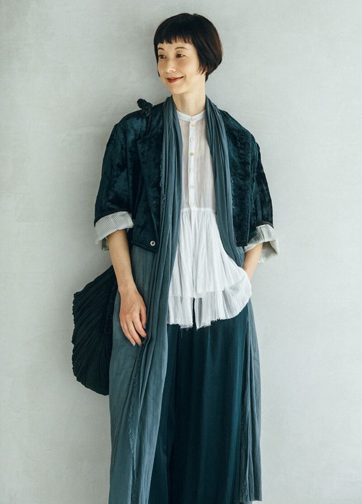 ベルベットボレロ¥88,000、ラミーローブドレス¥56,100、ラミーブラウス¥53,900、ワイドパンツ¥38,500、バッグ¥33,000 ／すべてスズキ タカユキ