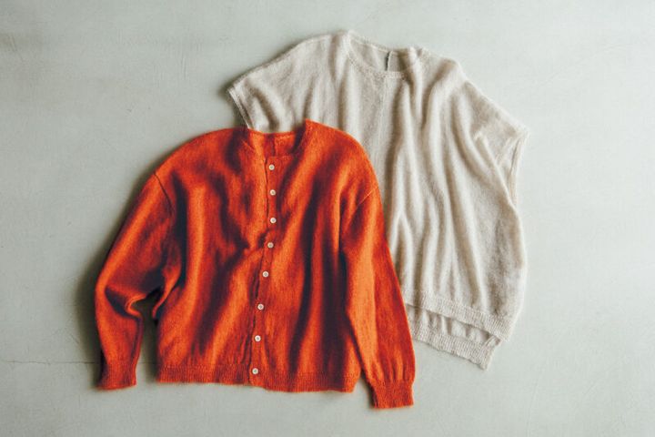 モヘヤ＆シルクベスト¥47,300、モヘヤ＆シルクカーディガン¥59,400 ／ともにスズキ タカユキ
