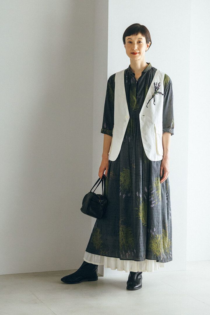 ベスト¥42,900、ラベンダー柄ワンピース¥69,300、ギャザースカート¥47,300、ラベンダーコサージュ¥19,800、ボストンバッグ¥42,900、ブーツ¥69,300（ともに10月発売）／すべてパドカレ（パドカレ六本木）