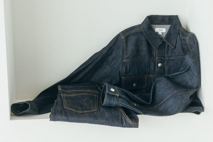 バルーンスリーブデニムジャケット¥38,500、デニムパンツ¥38,500／ともにハイク（ボウルズ）