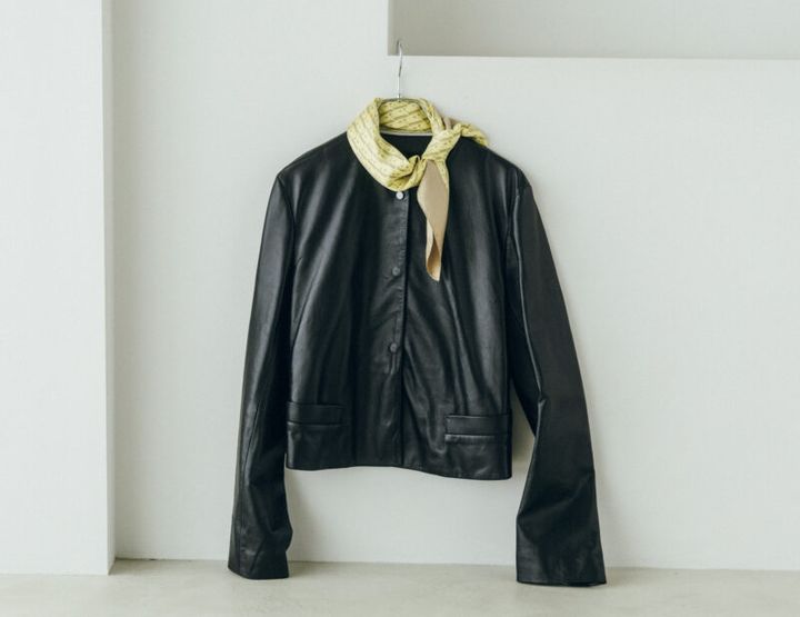 レザージャケット¥176,000、シルクスカーフ¥17,600 ／ともにレキップ