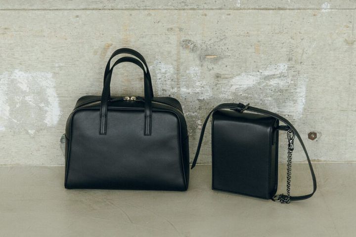 レザーボストンバッグ¥53,900、レザーチェーンバッグ¥55,000／ともにミズイロインド（ミズイロインド 青山店）
