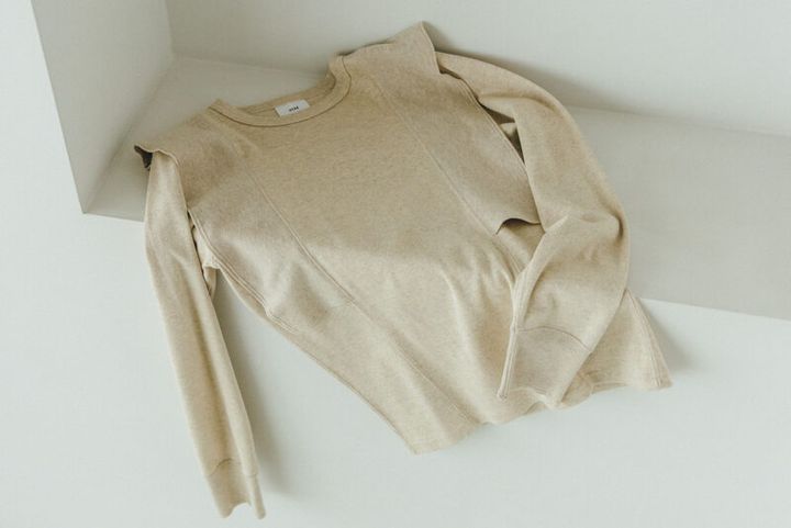 パワーショルダーカットソー¥44,000／ハイク（ボウルズ）
