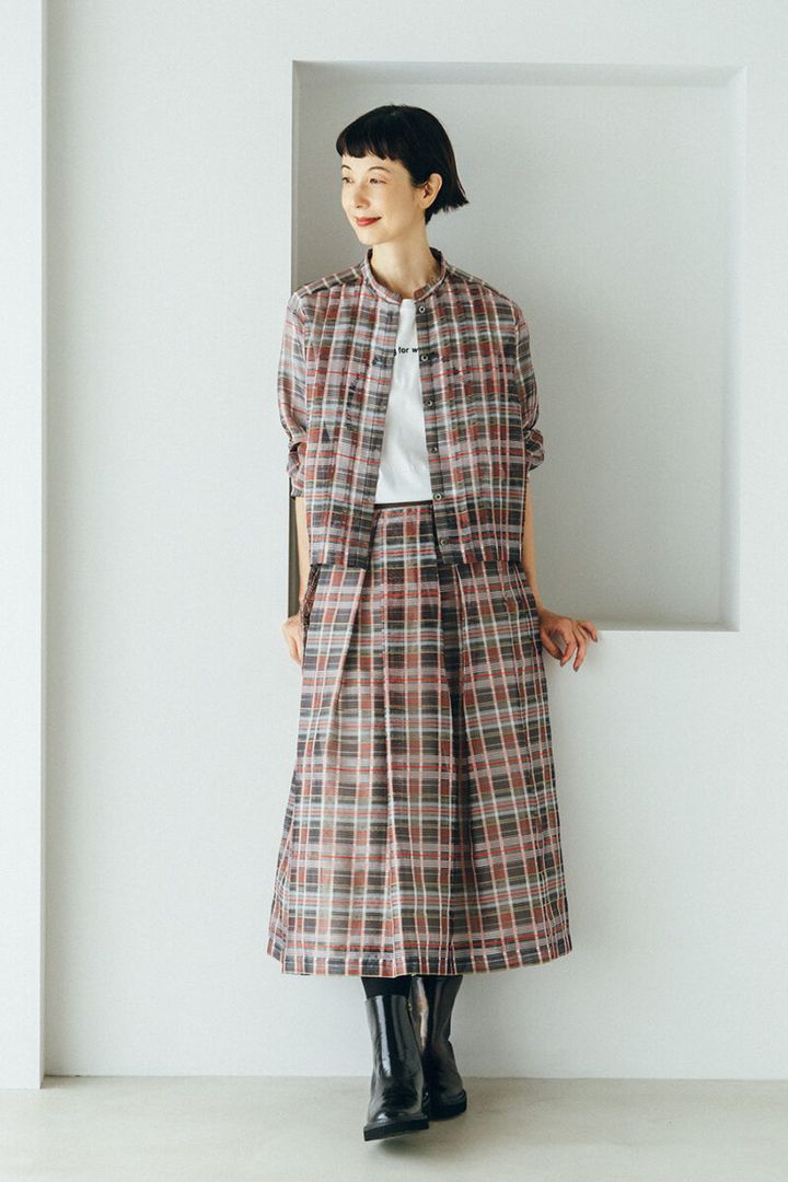 シアーチェックブラウス¥52,800、シアーチェックスカート¥57,200、Tシャツ¥24,200、ブーツ¥49,500 ／すべてレキップ