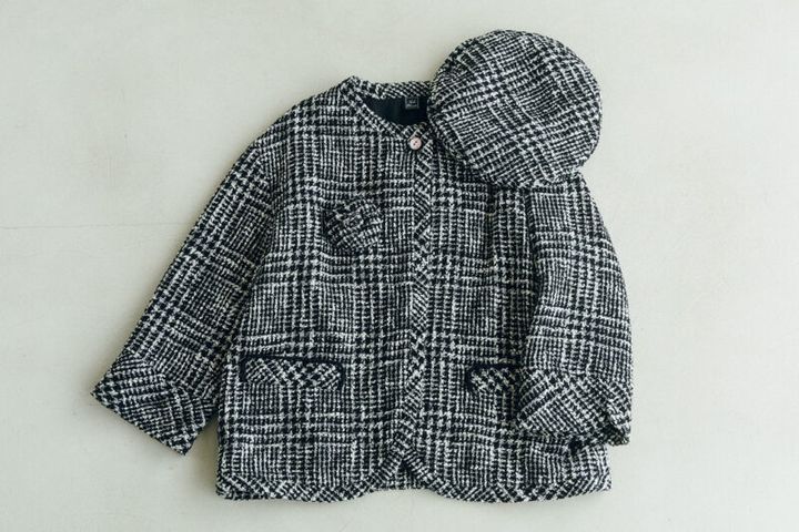 ジャケット¥55,000、ベレー帽¥15,400、コサージュ¥15,400すべてハリス × ケイコ オカモト（金万）