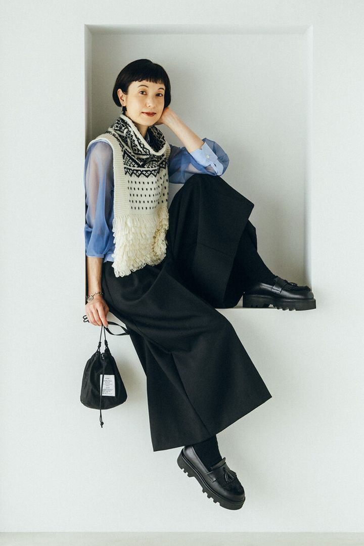 ニットベスト¥39,600、シアースリーブシャツ¥27,500、ワイドクロップドパンツ¥48,400、ショルダーポーチ¥13,200、ソックス¥4,180、イヤカフ¥11,000 ／すべてハイク、ブレスレット¥55,000／エンド カスタム ジュエラーズ × ハイク、ローファー¥107,800 ／ビューティフル シューズ × ハイク（すべてボウルズ）
