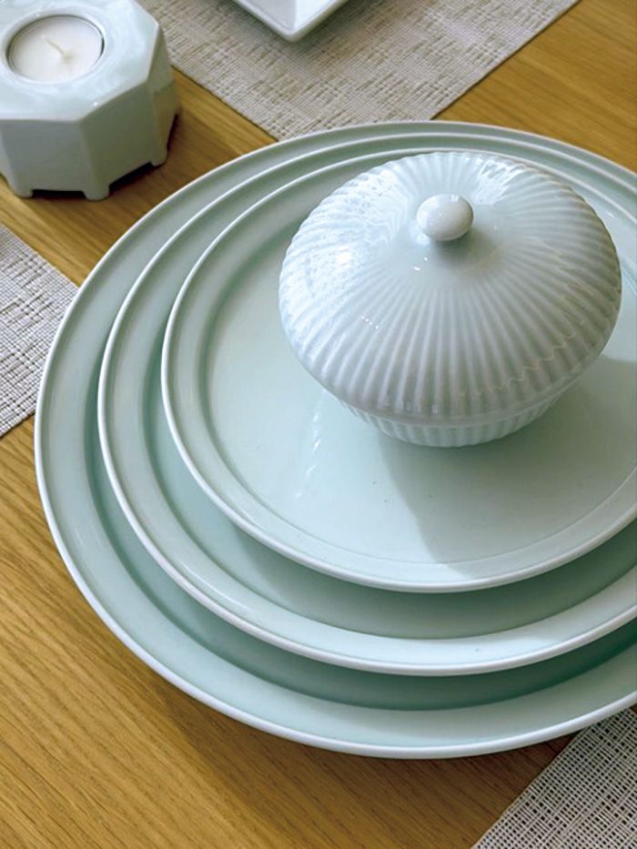 今回お料理に使った器は、陶芸家の イ・ギジョさんの作品。