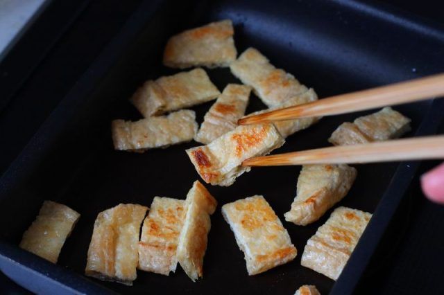 カットして焼いている油揚げ