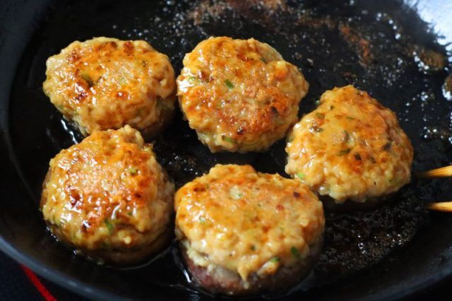 タレをからめたしいたけの肉詰め