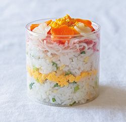 【運動会や遠足に！】食べるの簡単！ カップに入った寿司弁当に子どもが好きな食材全部盛り！「カラフルカップ寿司弁当」の画像3
