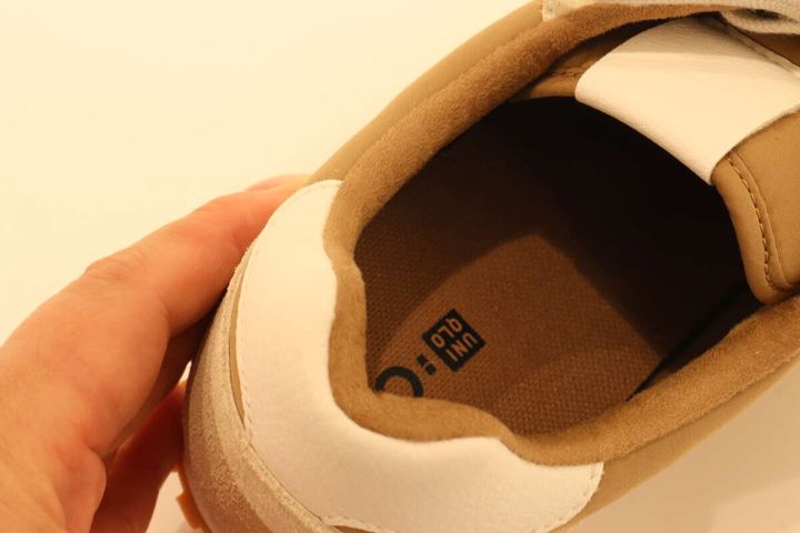 スニーカーのインソールにあるUNIQLO:Cロゴ