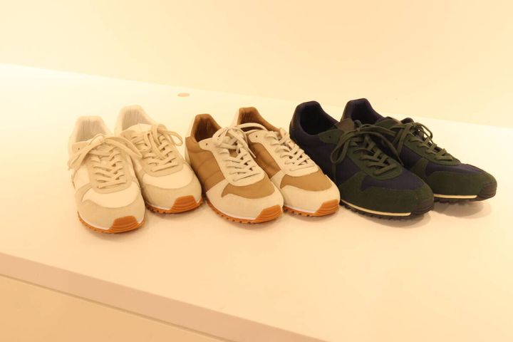 3色のコンビネーションスニーカーが並ぶ