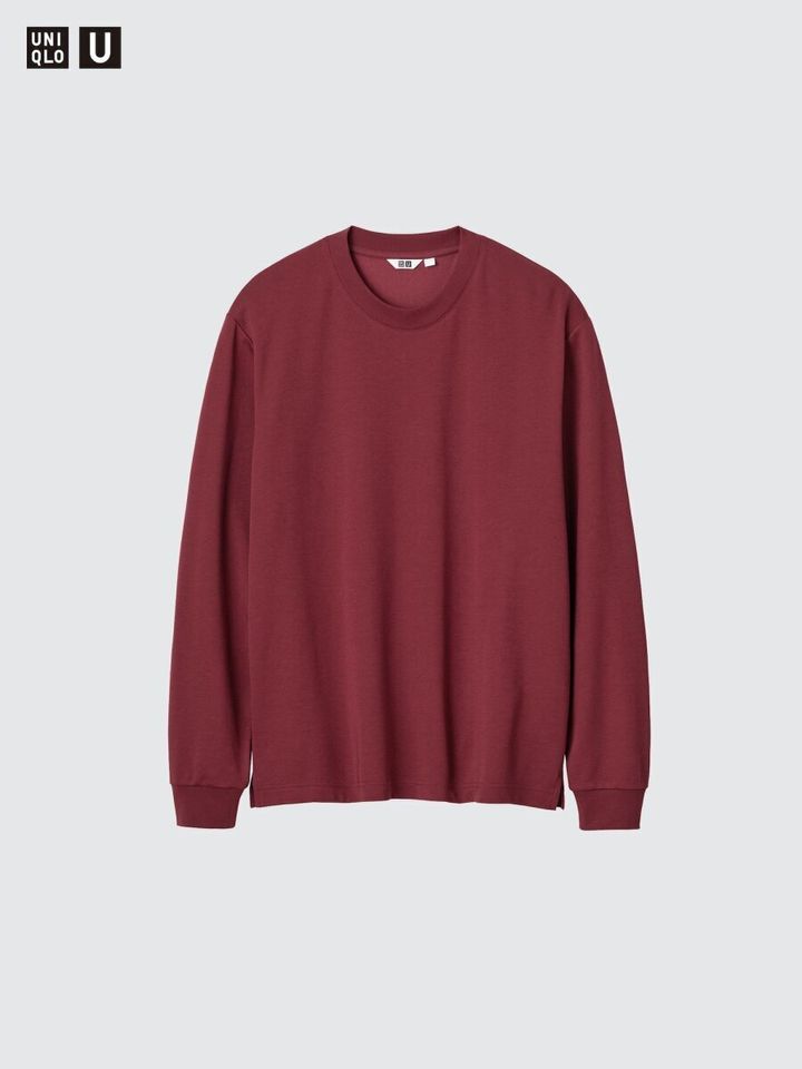 赤みがかった茶色の無地の長袖Tシャツが平置きされている。