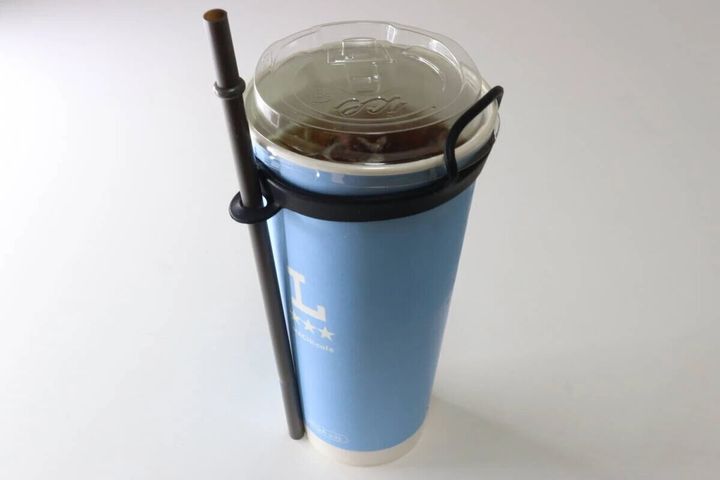 アイスコーヒーのカップに黒いカップホルダーを装着