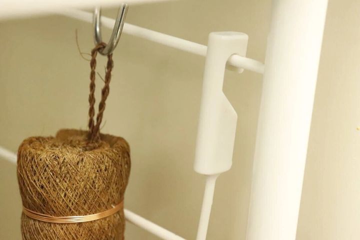 ストロー洗いブラシのフックを棚に引っ掛けている