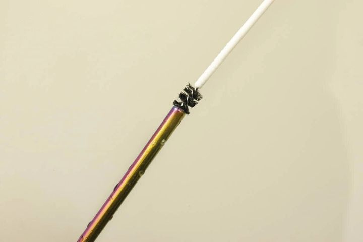 ストローの内部をブラシで掃除している様子