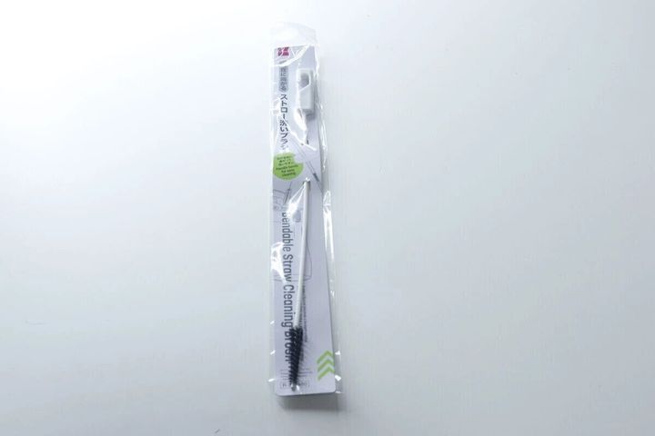 ダイソーの自在に曲がるストロー洗いブラシのパッケージ