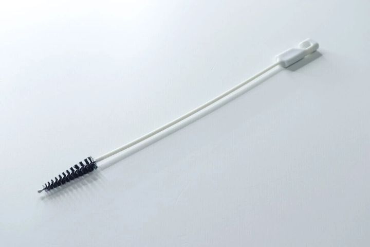 白い柄と黒いブラシ部分のストロー洗いブラシ